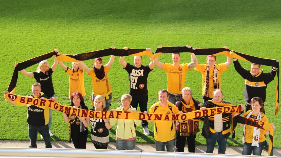 19,53 Meter lang! 22 Wochen haben die verrückten Dynamo-Fans an diesem Schal gestrickt. (Foto: privat)