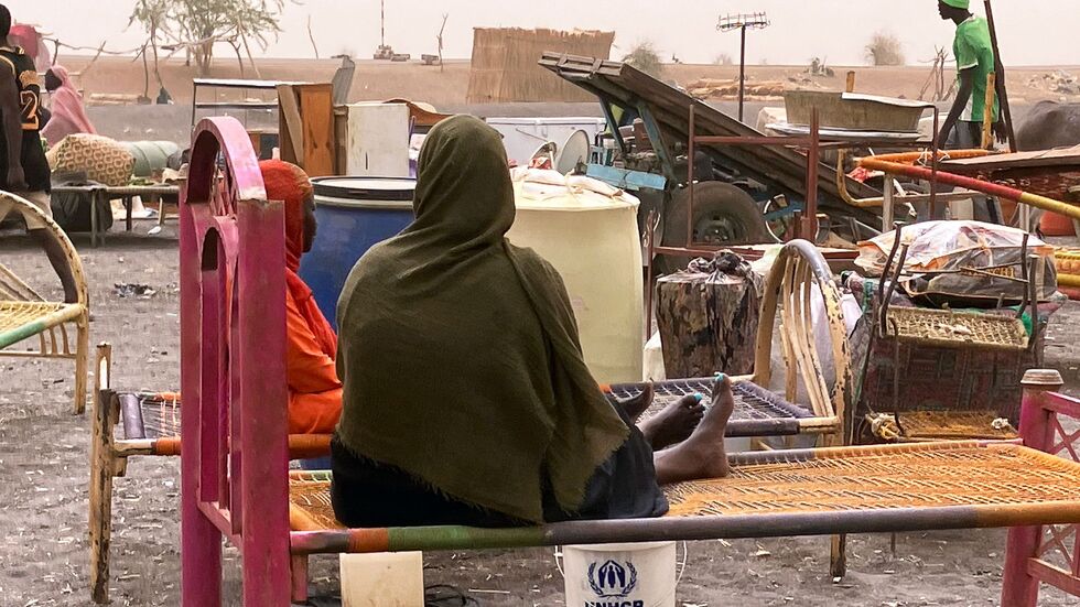 Geflüchtete Frauen aus dem  dem Sudan mit ihrer Habe. Der Machtkampf im Sudan, der seit Mitte April 2023 andauert, hat die nach UN-Angaben weltweit größte Flüchtlingskrise mit mehr als zwölf Millionen Geflüchteten ausgelöst. 