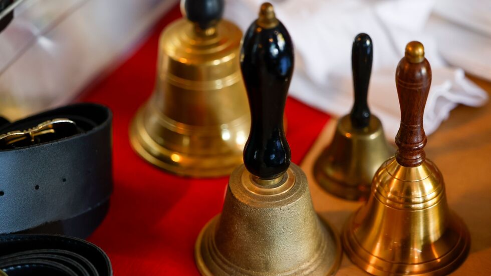 Anschauungsmaterial Glocken: Ein Auftritt als Weihnachtsmann will gut vorbereitet sein. Anschauungsmaterial Glocken: Ein Auftritt als Weihnachtsmann will gut vorbereitet sein.