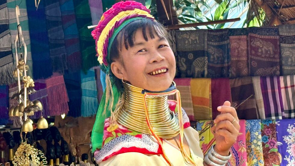 Viele Frauen schützen ihr Kinn mit Tüchern vor den schweren Ringen. 