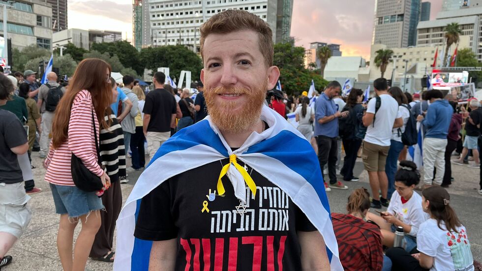 Der 37-jährige Daniel Colodro steht auf dem Platz der Geiseln. Der 37-jährige Daniel Colodro steht auf dem Platz der Geiseln.