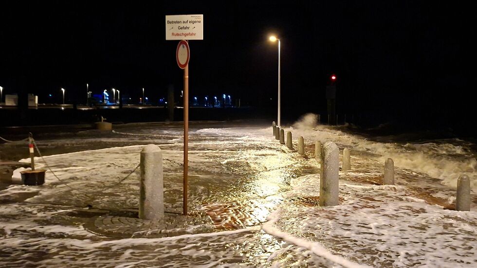 Wellen überspülten die Uferpromenade in Wilhelmshaven. Wellen überspülten die Uferpromenade in Wilhelmshaven.