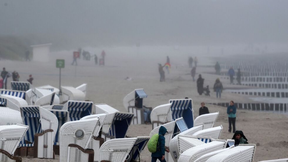 Einen Strandurlaub stellen sich Spanier entschieden anders vor. (Archivbild)