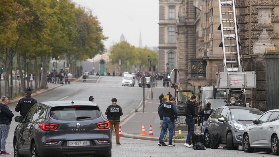Für ihren spektakulären Diebstahl im Louvre waren die Einbrecher mit einer Hebebühne auf einen Balkon gelangt. (Archivbild)