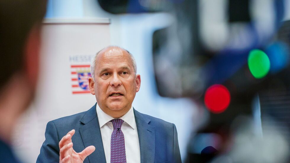 Hessens Innenminister Roman Poseck (CDU) behält die weiteren Ermittlungen gegen 17 Frankfurter Polizisten im Blick.