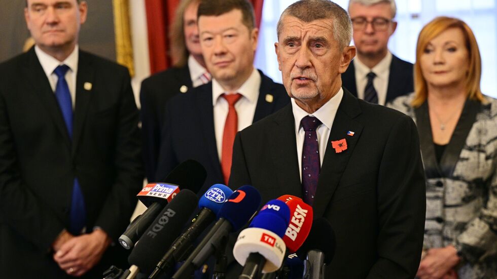 Andrej Babis (vorne), tschechischer Milliardär und Gründer der Partei ANO, hat in Prag einen Koalitionsvertrag mit den Vorsitzenden der ultrarechten Freiheit und direkte Demokratie (SPD) und der Autofahrerpartei Motoristen unterzeichnet.