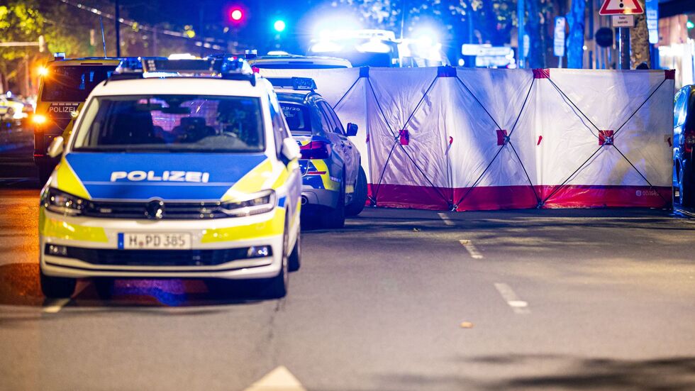 Einsatzkräfte sichern den Bereich vor Schaulustigen. Einsatzkräfte sichern den Bereich vor Schaulustigen.