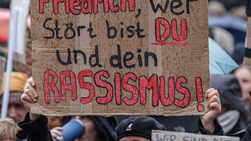 Nicht nur Menschen mit Migrationshintergrund werfen Bundeskanzler Friedrich Merz (CDU) nach seinen Äußerungen zu Migration und dem «Stadtbild» Rassismus vor. 