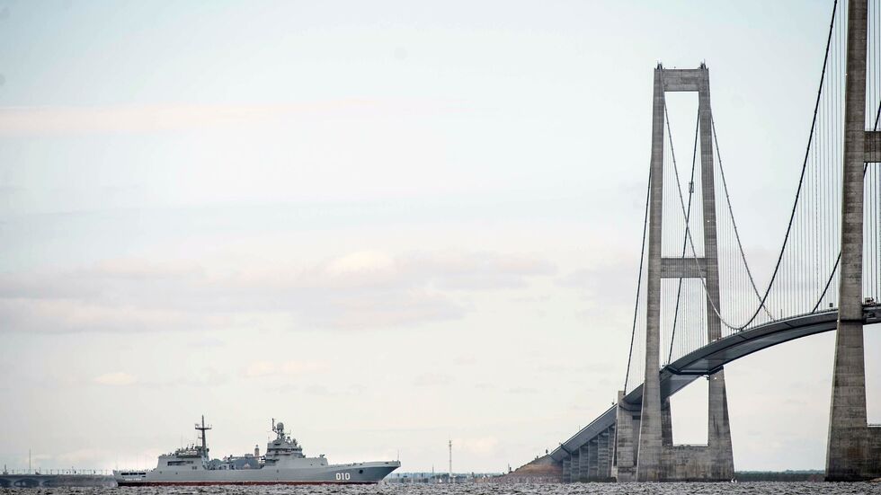 Die Brücke über den Großen Belt - hier ist ein Schiff der russischen Nordflotte unter ihr zu sehen - zählt zu den imposantesten Bauwerken Dänemarks. (Symbolbild) Die Brücke über den Großen Belt - hier ist ein Schiff der russischen Nordflotte unter ihr zu sehen - zählt zu den imposantesten Bauwerken Dänemarks. (Symbolbild)