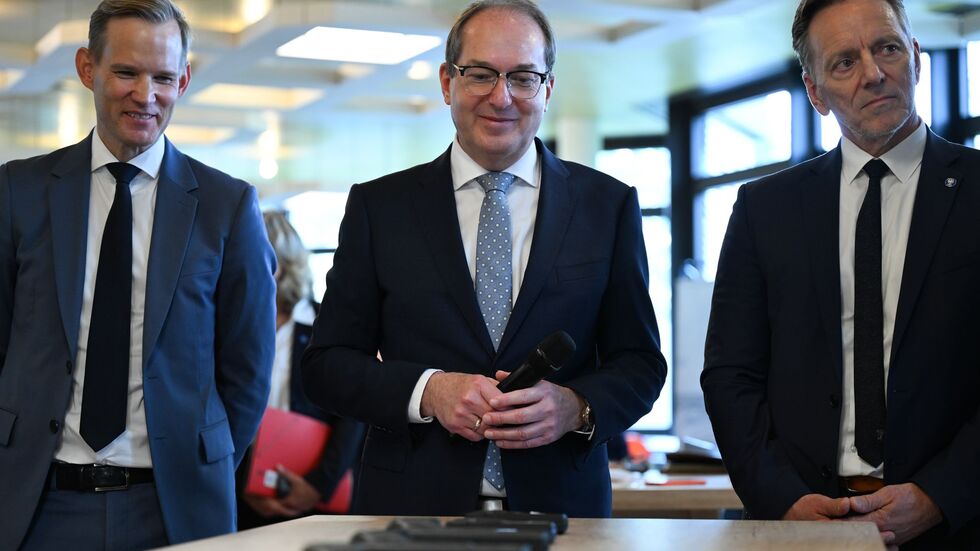 Hendrik Streeck (l-r), Drogenbeauftragter der Bundesregierung, Alexander Dobrindt (CSU), Bundesinnenminister, und Holger Münch, BKA-Präsident.