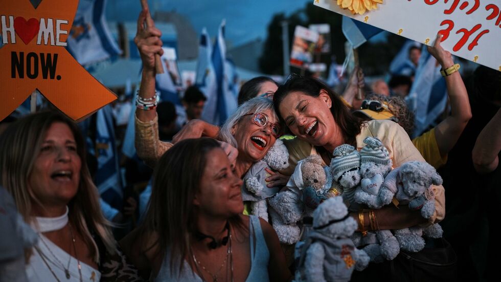 An dem Schicksal der während des Hamas-Massakers in den Gazastreifen verschleppten Geiseln hat ganz Israel emotional tief Anteil genommen. An dem Schicksal der während des Hamas-Massakers in den Gazastreifen verschleppten Geiseln hat ganz Israel emotional tief Anteil genommen.
