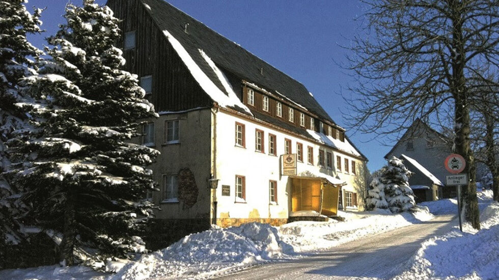 Mitten im Winter­sport­ge­biet Holzhau liegt das ehema­lige Hotel "Stein­kuppe", das am 25. November in Dresden verstei­gert wird. (c) Sächsi­sche Grund­stücks­auk­tionen AG Mitten im Wintersportgebiet Holzhau liegt das ehemalige Hotel "Steinkuppe", das am 25. November in Dresden versteigert wird. (c) Sächsische Grundstücksauktionen AG
