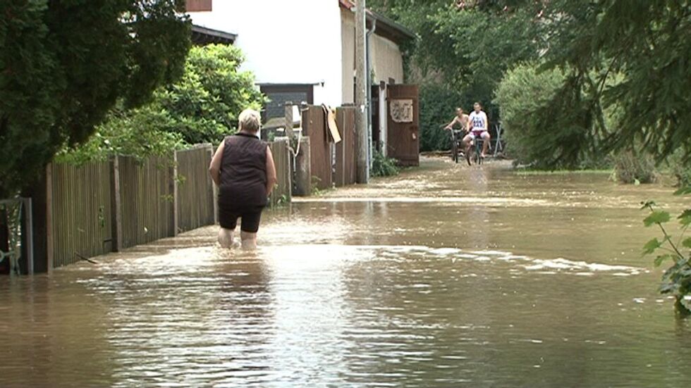 Land unter am Schwarzen Schöps in Jänken­dorf sowie in Kemnitz bei Bernstadt. Fotos: Tele-Lausitz