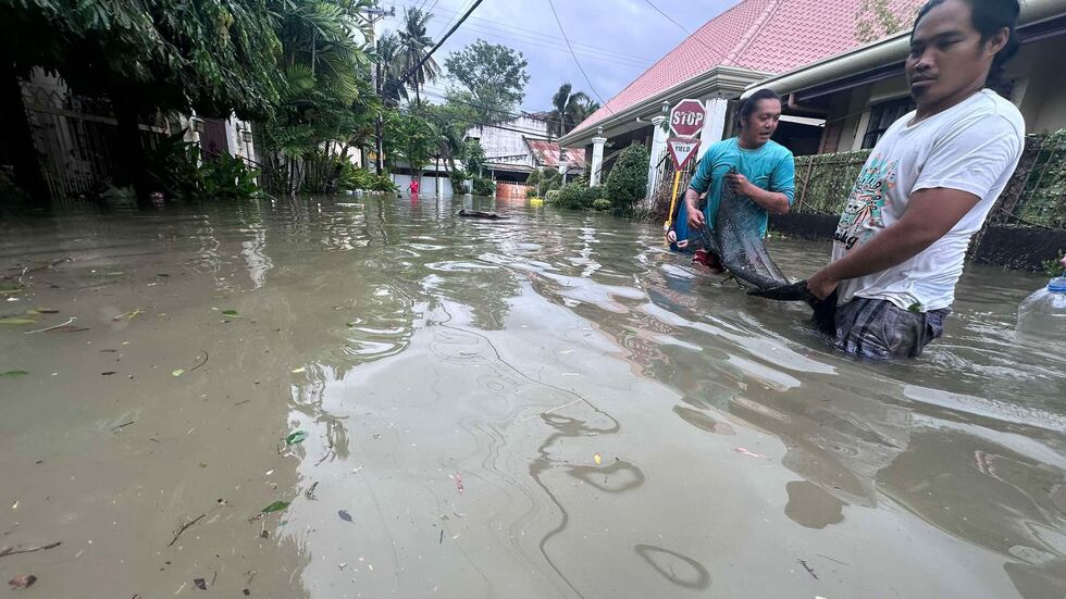 Die Menschen mussten teilweise durch hüfthohes Wasser waten.