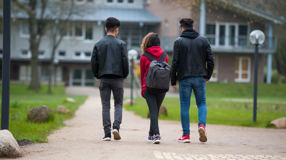 Syrische Geflüchtete auf dem Schulweg. (Archivfoto aus Niedersachsen) Syrische Geflüchtete auf dem Schulweg. (Archivfoto aus Niedersachsen)
