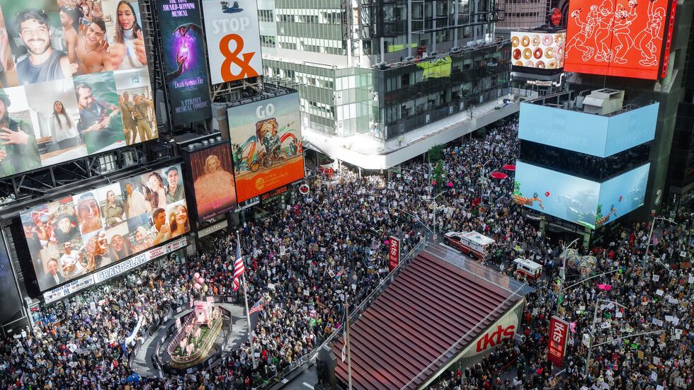Tausende Demonstranten füllten den Times Square in New York.