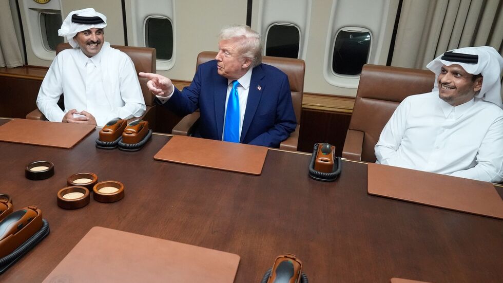 Der US-Präsident trifft den Emir von Katar und den Ministerpräsidenten des Landes an Bord der Air Force One.  Der US-Präsident trifft den Emir von Katar und den Ministerpräsidenten des Landes an Bord der Air Force One.