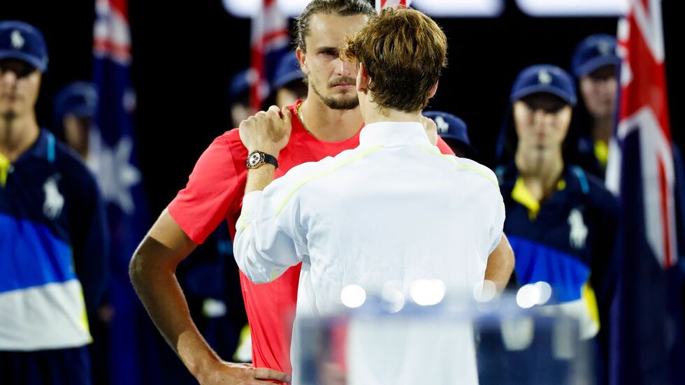 Jannik Sinner (vorne) glaubt fest an einen Grand-Slam-Turniersieg für Alexander Zverev.