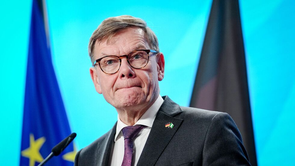 Bei einer Pressekonferenz in Berlin erklärt sich Außenminister Johann Wadephul (CDU) ausführlich zu den Irritationen über seine Asyl-Äußerungen in Syrien. Bei einer Pressekonferenz in Berlin erklärt sich Außenminister Johann Wadephul (CDU) ausführlich zu den Irritationen über seine Asyl-Äußerungen in Syrien.