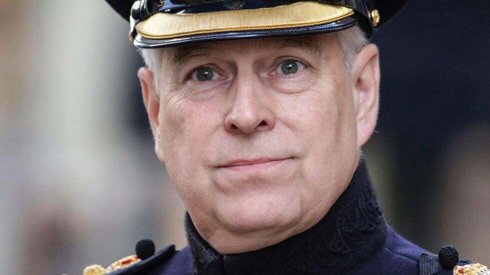 Andrew verliert auch seinen letzten militärischen Titel. 