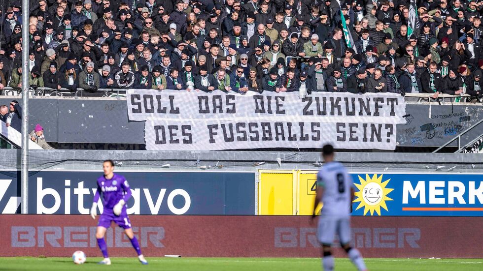 Die Fans protestieren weiter gegen die geplanten Maßnahmen der Politik in Fußball-Stadien, hier Anhänger von Hannover 96. Die Fans protestieren weiter gegen die geplanten Maßnahmen der Politik in Fußball-Stadien, hier Anhänger von Hannover 96.