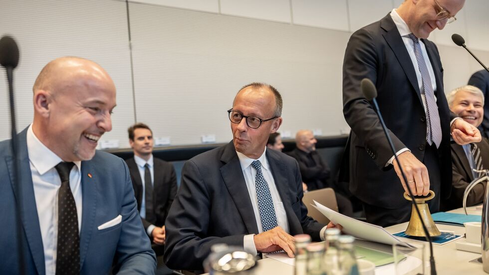 Bei der Sitzung der Unionsfraktion im Bundestag geht es auch um die Irritationen, die Außenminister Johann Wadephul (CDU) mit Äußerungen in Damaskus über die Rückkehr von Syrern in ihre Heimat ausgelöst hatte. Bei der Sitzung der Unionsfraktion im Bundestag geht es auch um die Irritationen, die Außenminister Johann Wadephul (CDU) mit Äußerungen in Damaskus über die Rückkehr von Syrern in ihre Heimat ausgelöst hatte.