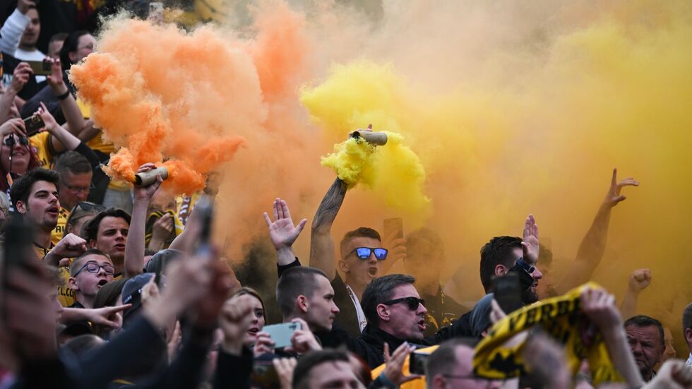 Fans von Dymano Dresden feierten im Mai ausgelassen den Aufstieg. (Archivbild) 