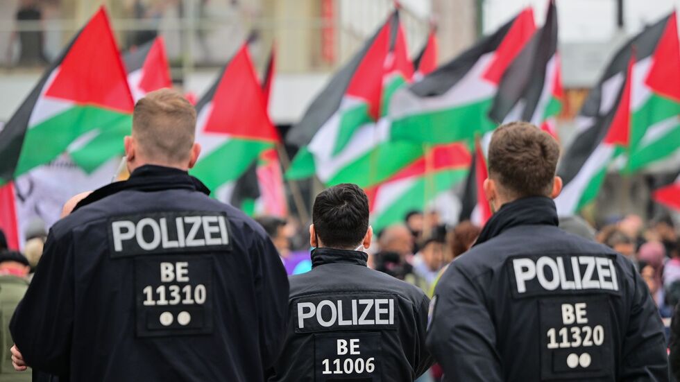 Propalästinensische Demonstranten kritisieren vielfach, dass in Deutschland ihre Meinungsfreiheit eingeschränkt sei, weil immer wieder Demonstrationen aufgelöst würden- (Archivbild) Propalästinensische Demonstranten kritisieren vielfach, dass in Deutschland ihre Meinungsfreiheit eingeschränkt sei, weil immer wieder Demonstrationen aufgelöst würden- (Archivbild)