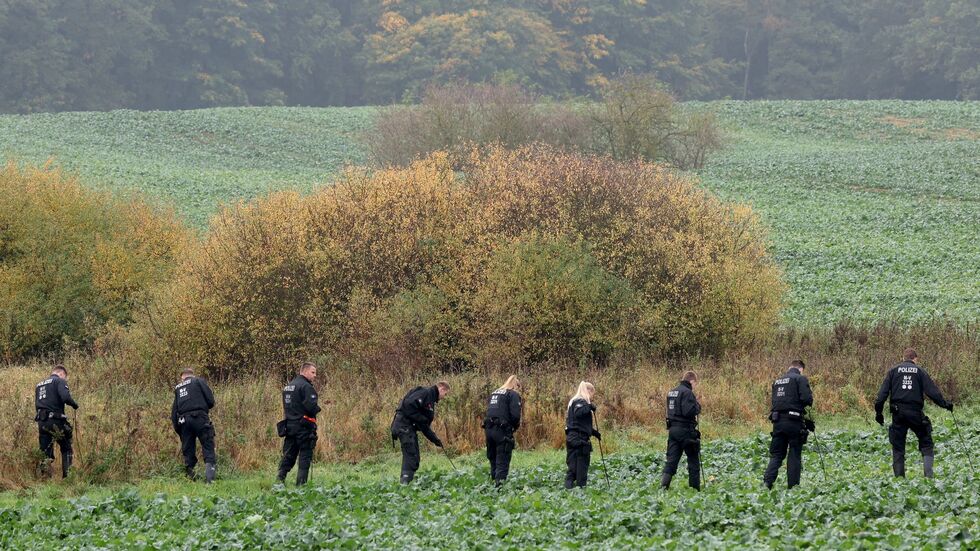 Am Mittwoch suchte die Polizei im erweiterten Umfeld des Fundortes einer Kinderleiche nach Spuren. Am Mittwoch suchte die Polizei im erweiterten Umfeld des Fundortes einer Kinderleiche nach Spuren.