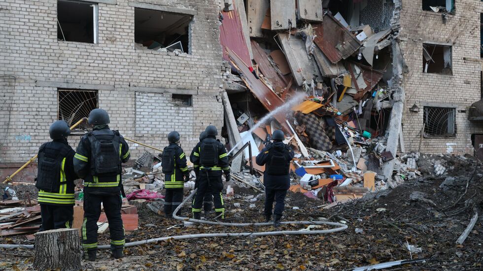 In der ukrainischen Großstadt Saporischschja schlug eine Rakete in ein Wohnheim ein.
