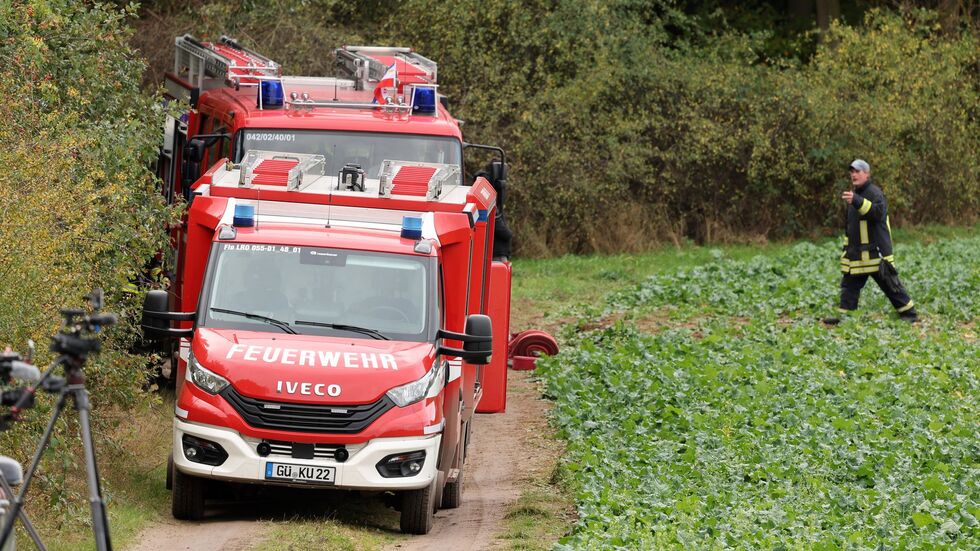 Die Feuerwehr pumpte Wasser aus dem Tümpel ab. Die Feuerwehr pumpte Wasser aus dem Tümpel ab.