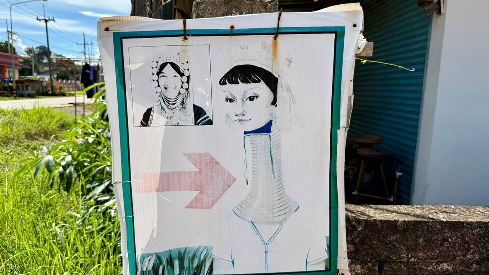 Schilder an der Straße weisen Touristen den Weg zu den Dörfern.