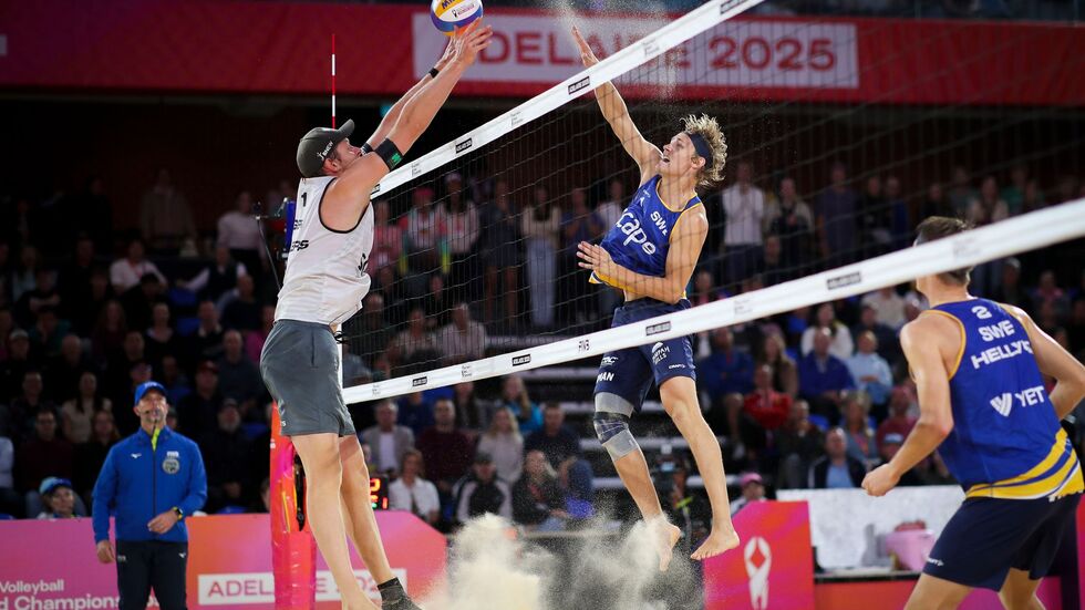 Der Schwede David Ahman (M) schlägt im WM-Halbfinale gegen Nils Ehlers.