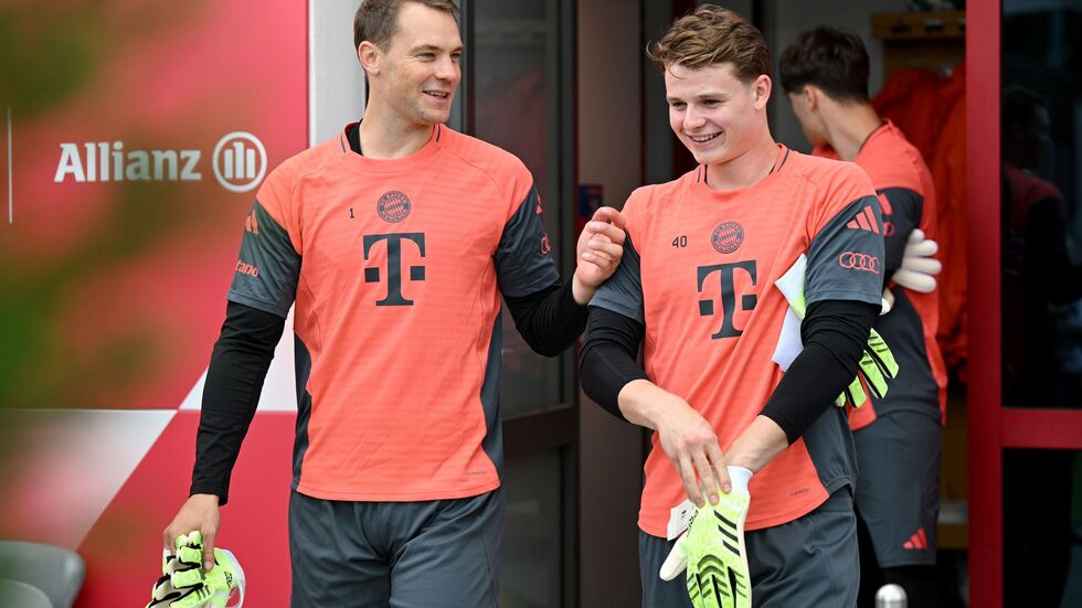Jonas Urbig (r) darf gegen Gladbach statt Manuel Neuer (l) im Tor ran. Jonas Urbig (r) darf gegen Gladbach statt Manuel Neuer (l) im Tor ran.