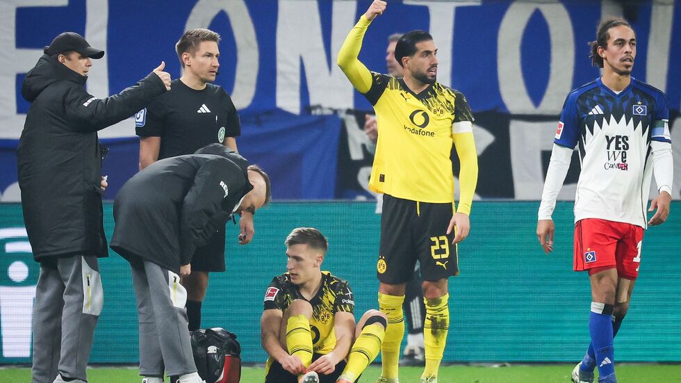 Nico Schlotterbeck (sitzend) hat sich am Fuß verletzt. (Archivbild)