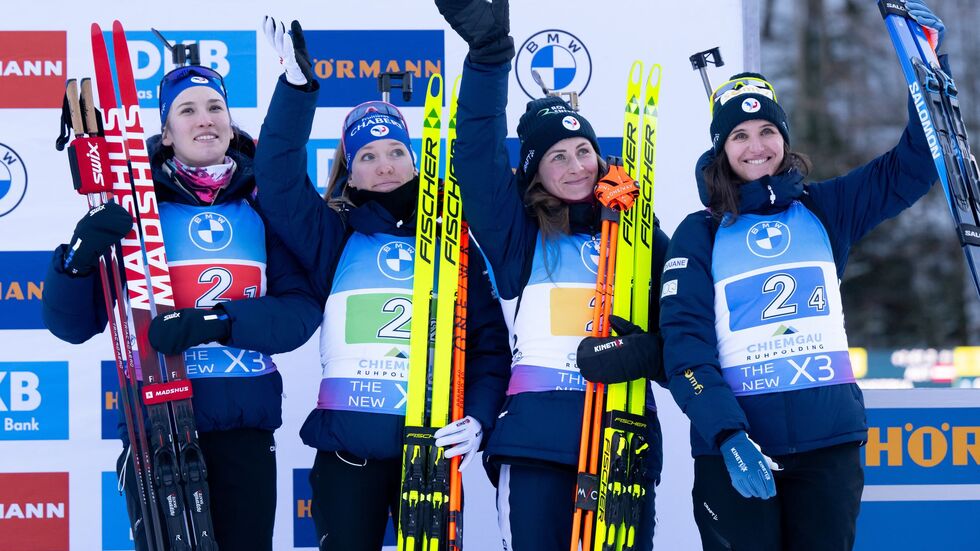 Feierten einige Staffelerfolge zusammen: Justine Braisaz-Bouchet (2.vr.) und Julia Simon (r). (Archivbild)