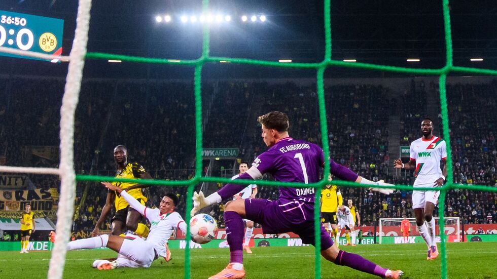 Serhou Guirassy sagt «danke». Der BVB-Stürmer beendet seine Torflaute nach einer Augsburger Slapstick-Aktion.