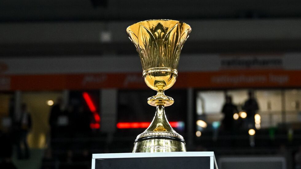 Goldener Glanz: Der WM-Pokal war in Neu-Ulm zu sehen.