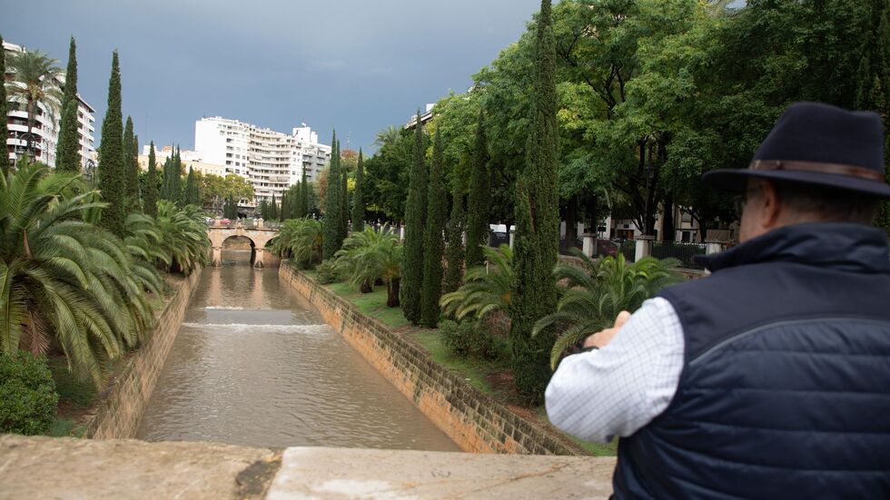 Es gab viele Überschwemmungen und zahlreiche Flugausfälle. Es gab viele Überschwemmungen und zahlreiche Flugausfälle.