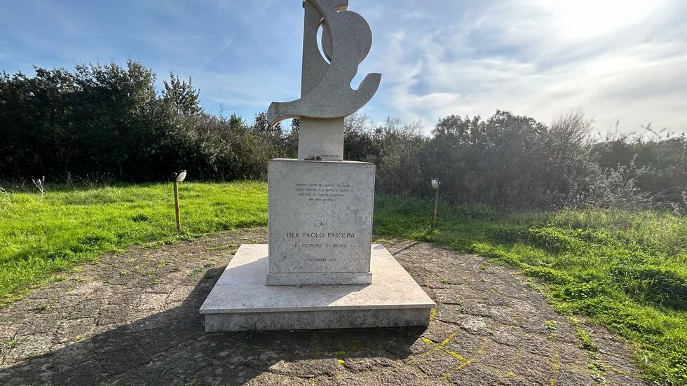 Am Ort des Verbrechens erinnert ein Denkmal an den Regisseur. (Archivbild)