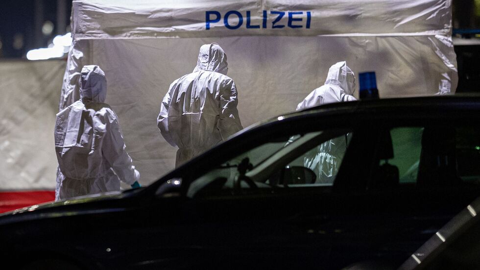 Die Polizei sichert am Tatort Spuren. Die Polizei sichert am Tatort Spuren.