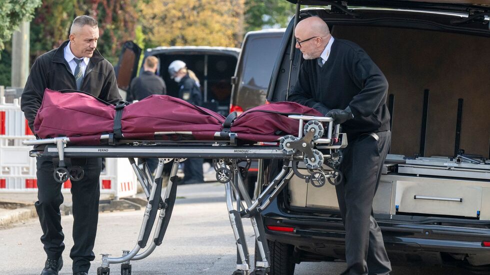 Am Tag nach dem Großbrand wurde eine Leiche aus dem Haus geborgen. (Archivbild)