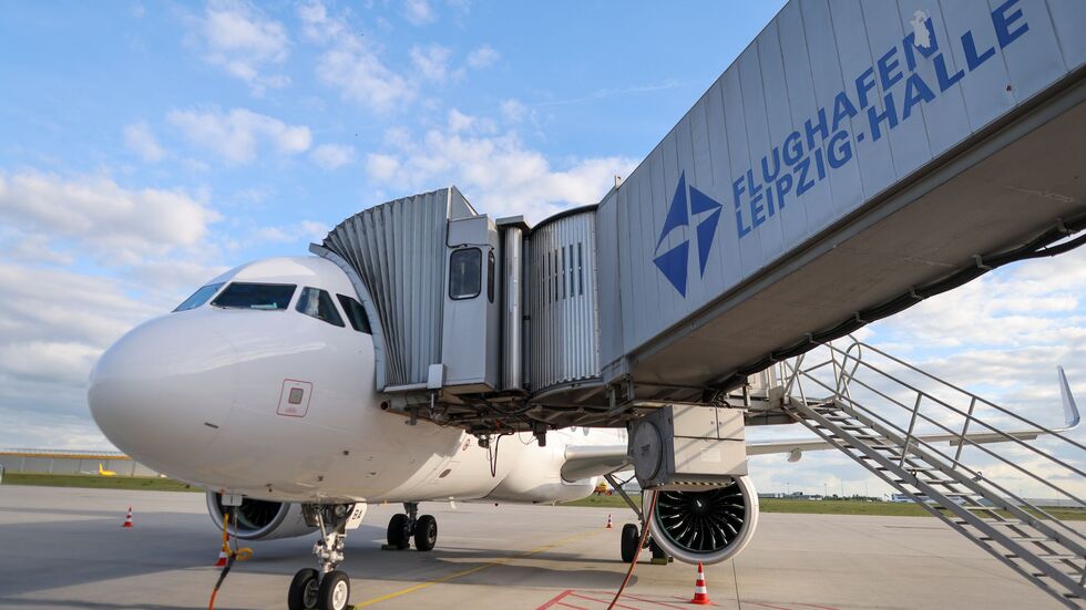 Sachsens Flughäfen stehen trotz Rettungspaket weiter unter Druck: Im vergangenen Jahr hat die Dachgesellschaft Mitteldeutsche Flughafen AG einen Rekordverlust verzeichnet. (Archivbild)