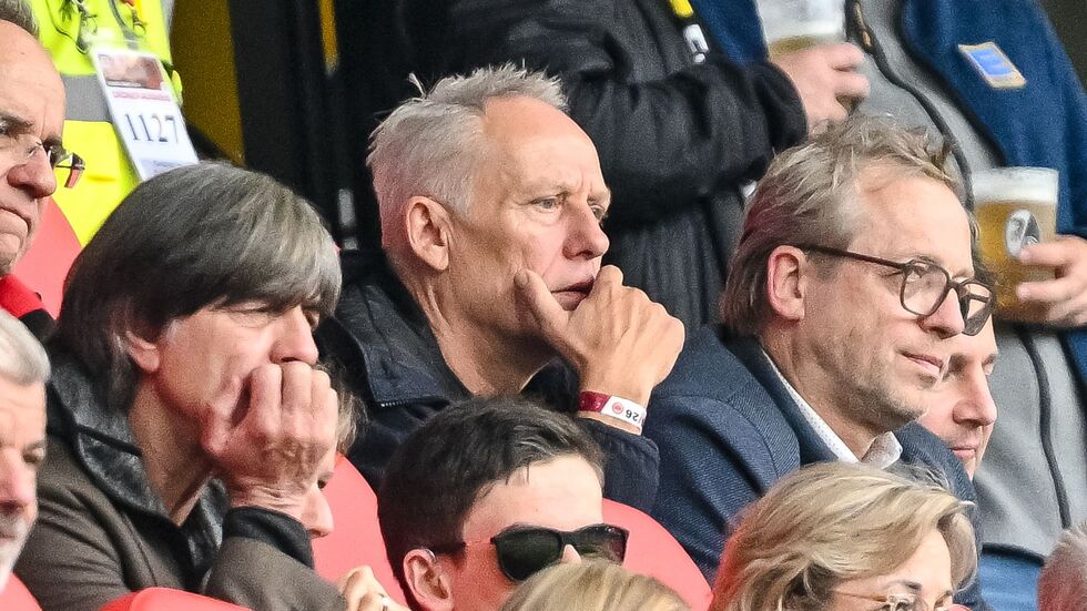 Auch die Trainer-Legenden Joachim Löw (l.) und Christian Streich (M.) waren im Stadion.