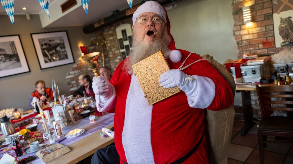 Bastian Kluth, einer der Teilnehmer der Weihnachtsmann-Schulung, zeigt sein Kostüm. Bastian Kluth, einer der Teilnehmer der Weihnachtsmann-Schulung, zeigt sein Kostüm.