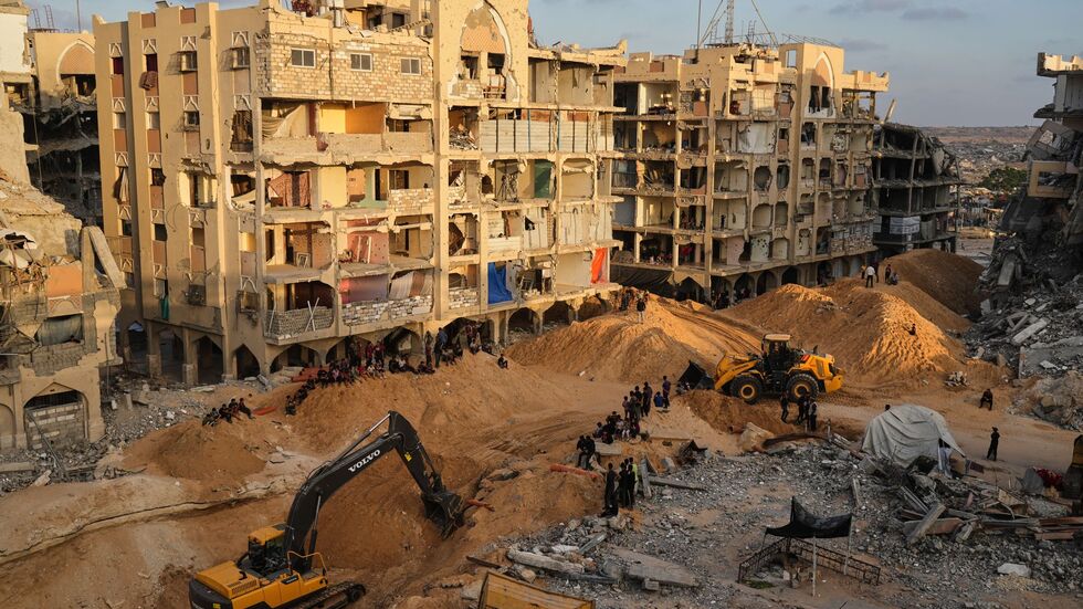 Ägyptische Arbeiter suchen mit schwerem Gerät nach sterblichen Überresten von Geiseln. (Archivbild)