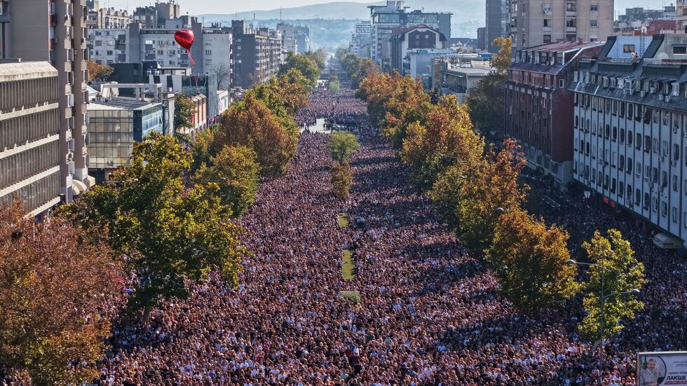 Zehntausende gedachten der 16 Opfer des Einsturzes des Bahnhofsvordachs in Novi Sad vor genau einem Jahr. 