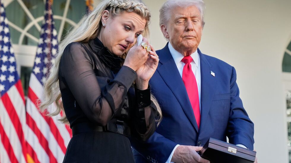 Erika Kirk nimmt die von Präsident Donald Trump posthum verliehene US-Freiheitsmedaille anstelle ihres getöteten Mannes Charlie Kirk entgegen. Erika Kirk nimmt die von Präsident Donald Trump posthum verliehene US-Freiheitsmedaille anstelle ihres getöteten Mannes Charlie Kirk entgegen.