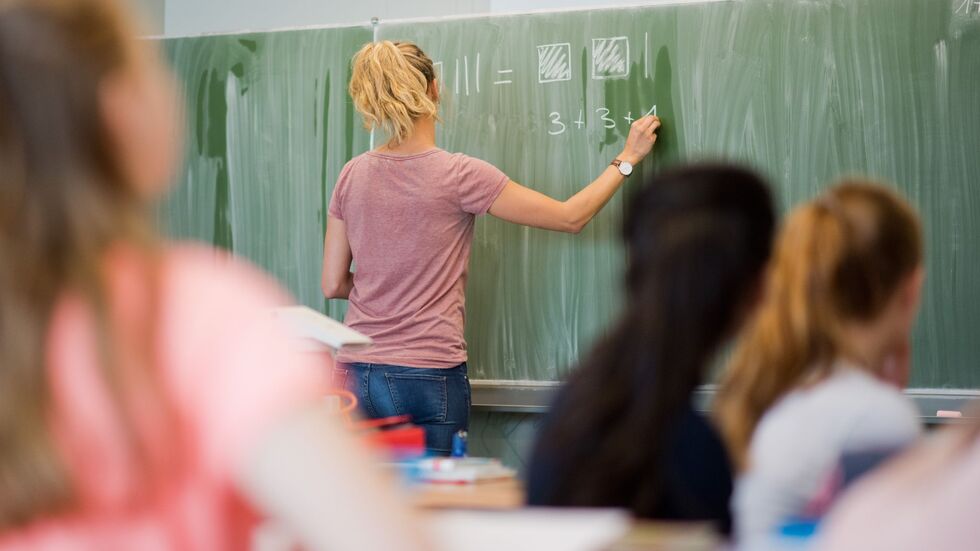 Die Mehrarbeit, die Lehrer während Unterrichtswochen leisten, wird laut der Studie in den Ferien ausgeglichen. (Symbolbild)