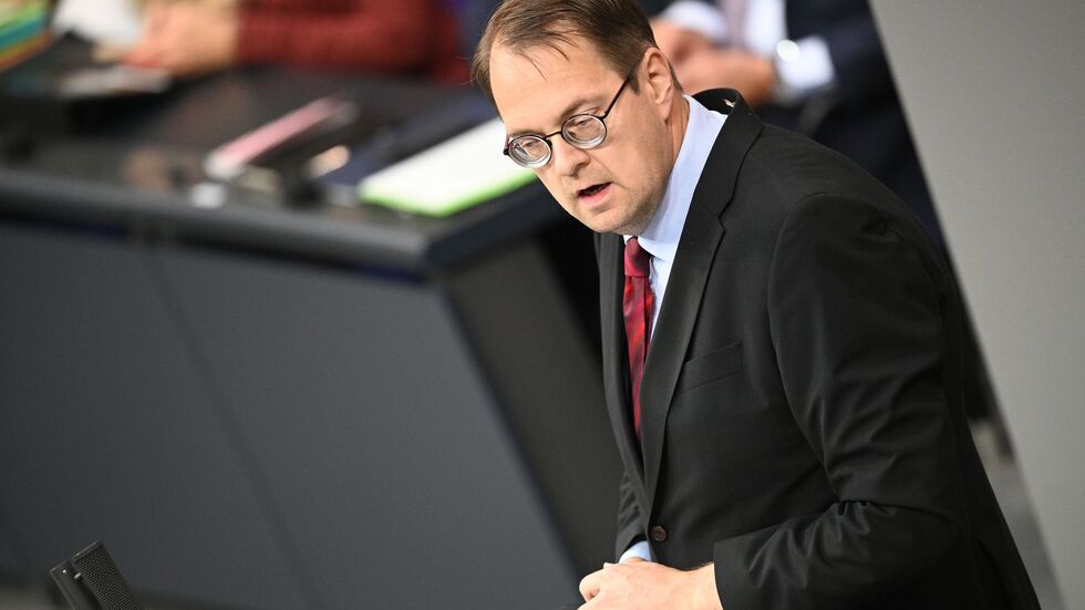 Merz - so Linken-Fraktionschef Sören Pellmann im Bundestag - setze einen Stachel in die Demokratie. 